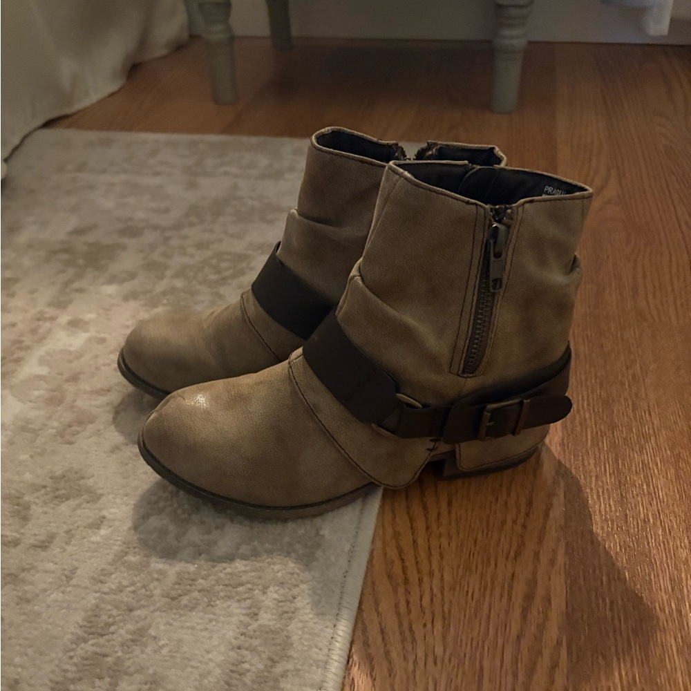 Short brown boot